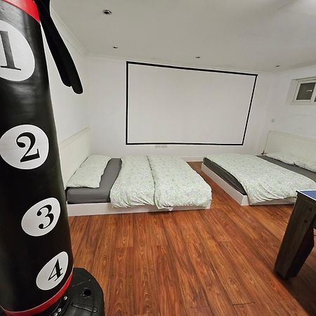 Large Annexe With Games Room Pool Table Ping Pong Air Hockey Movie Projector 温莎 外观 照片