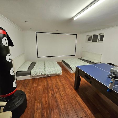 Large Annexe With Games Room Pool Table Ping Pong Air Hockey Movie Projector 温莎 外观 照片
