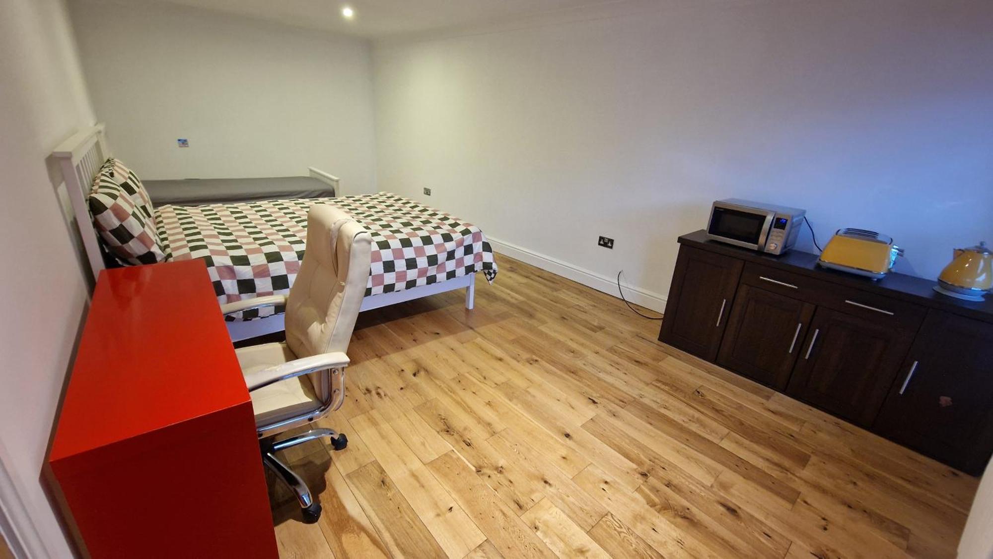 Large Annexe With Games Room Pool Table Ping Pong Air Hockey Movie Projector 温莎 外观 照片