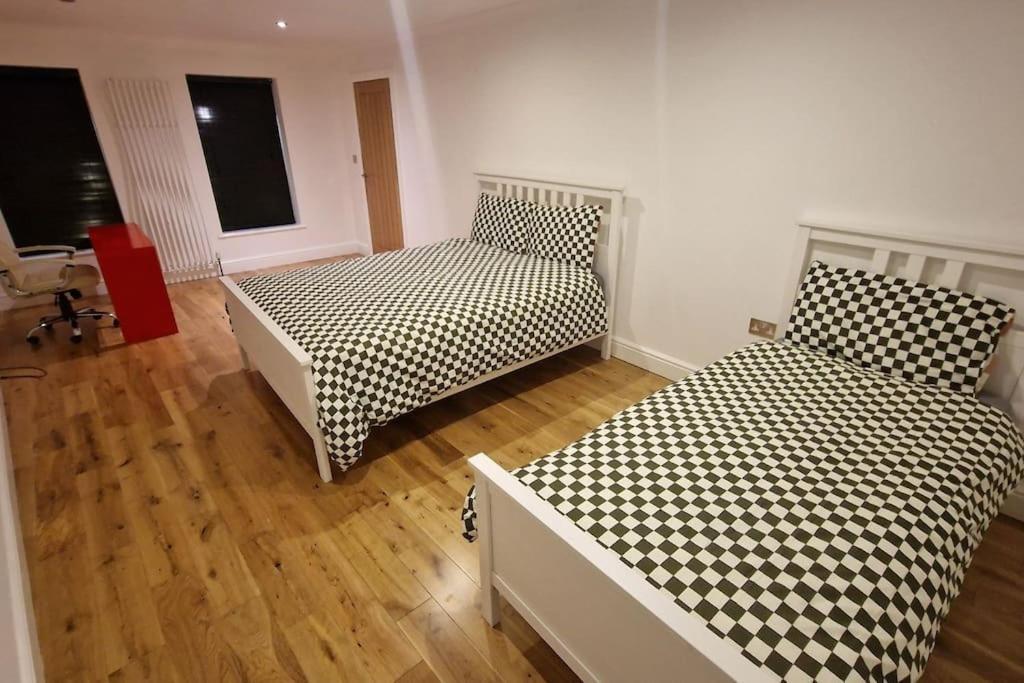 Large Annexe With Games Room Pool Table Ping Pong Air Hockey Movie Projector 温莎 外观 照片