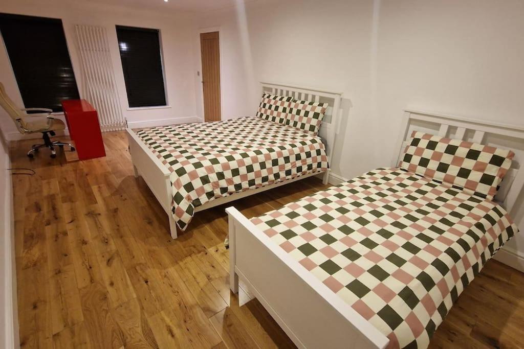 Large Annexe With Games Room Pool Table Ping Pong Air Hockey Movie Projector 温莎 外观 照片