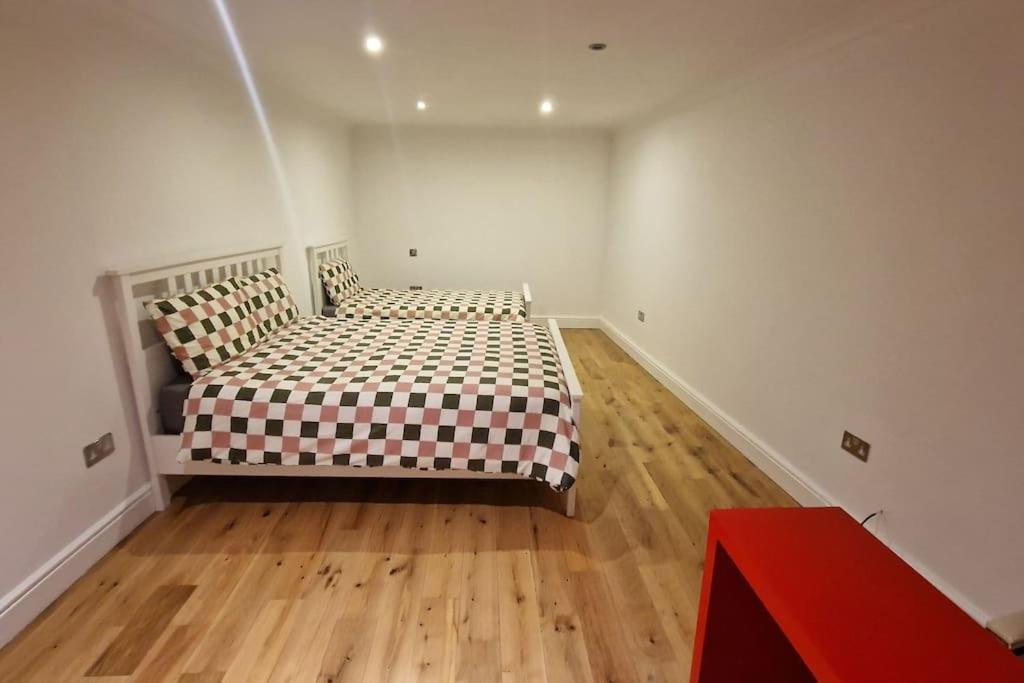 Large Annexe With Games Room Pool Table Ping Pong Air Hockey Movie Projector 温莎 外观 照片