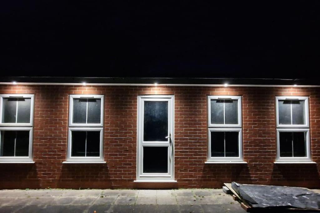 Large Annexe With Games Room Pool Table Ping Pong Air Hockey Movie Projector 温莎 外观 照片