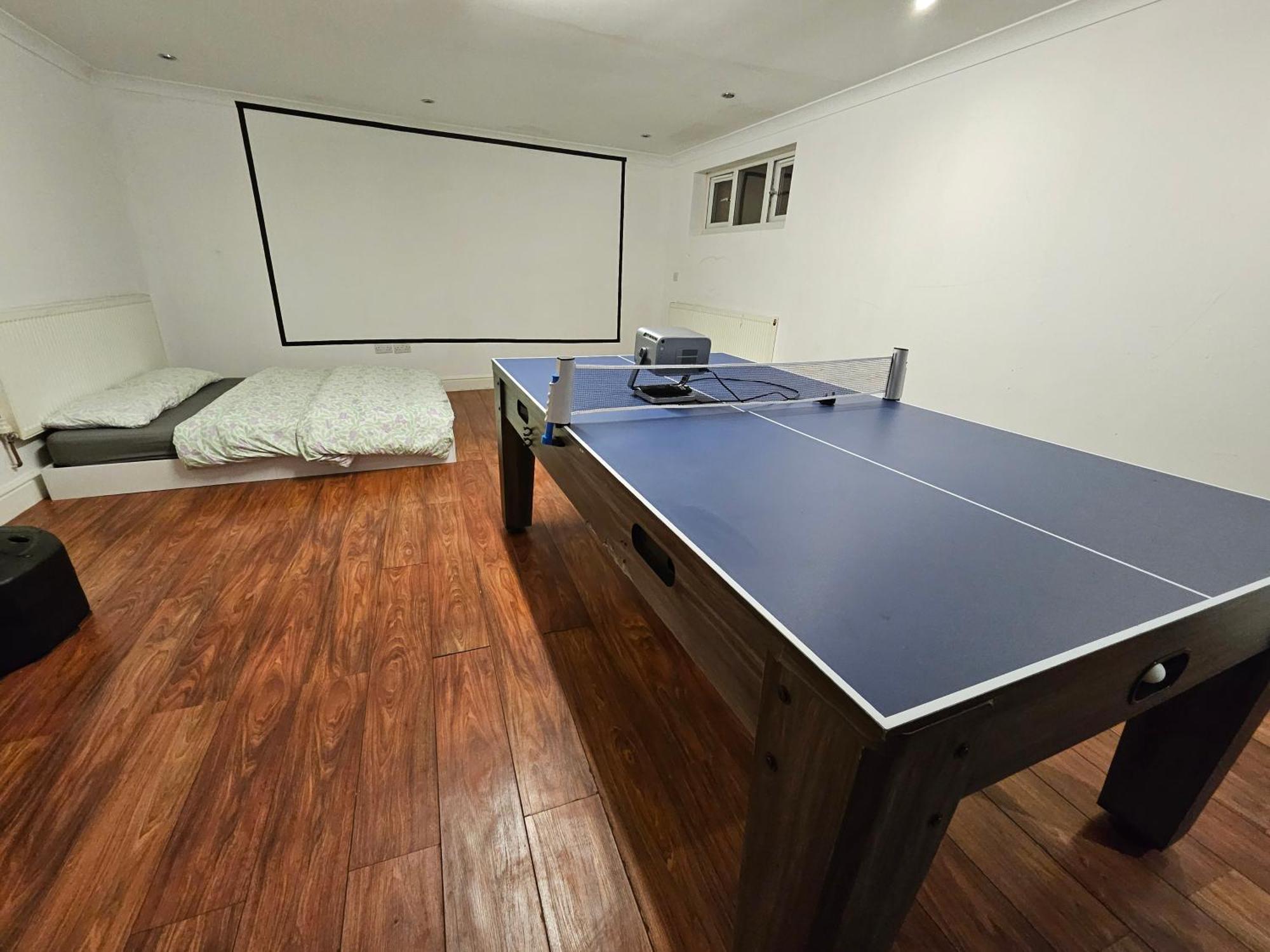 Large Annexe With Games Room Pool Table Ping Pong Air Hockey Movie Projector 温莎 外观 照片