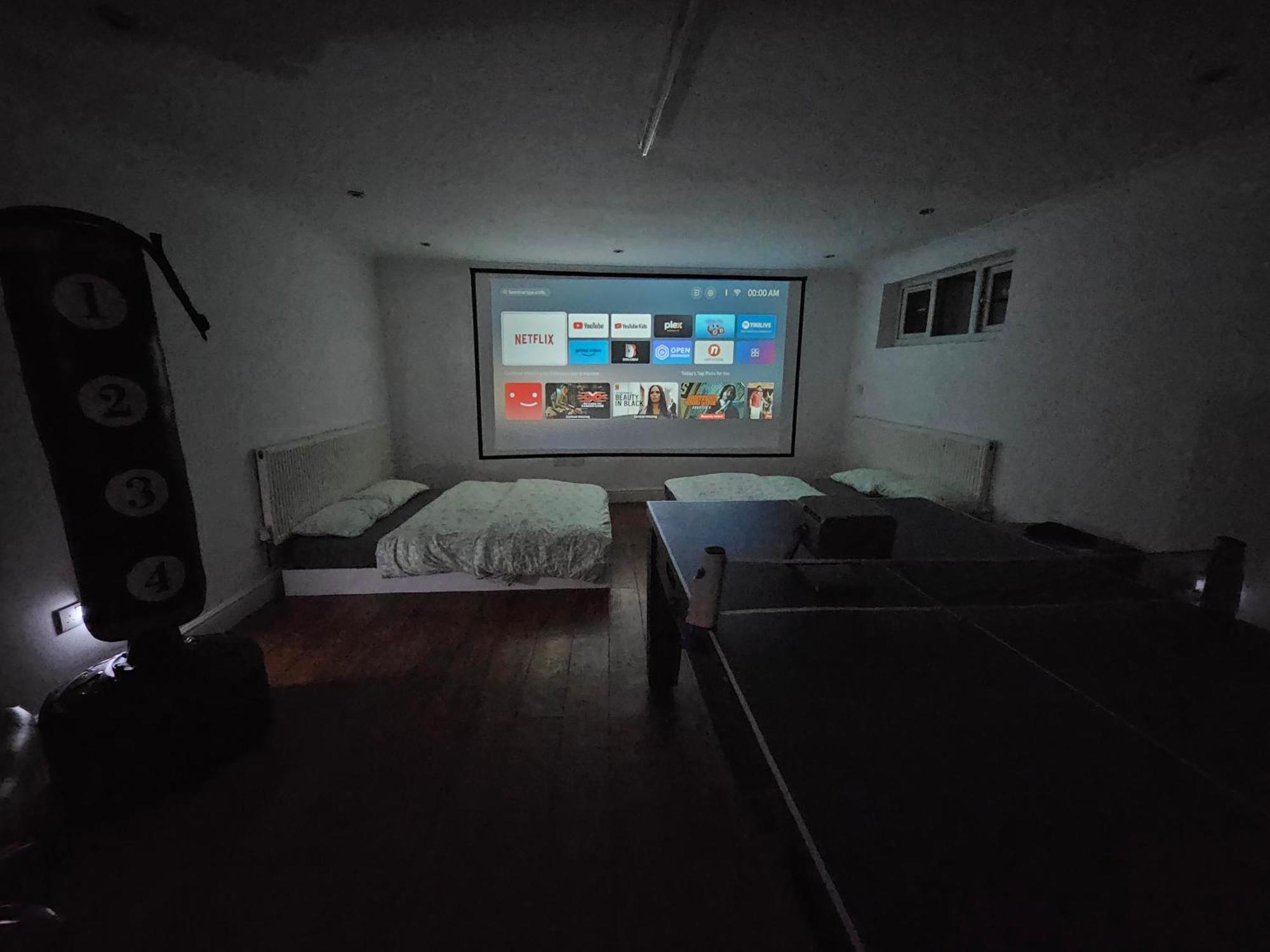 Large Annexe With Games Room Pool Table Ping Pong Air Hockey Movie Projector 温莎 外观 照片