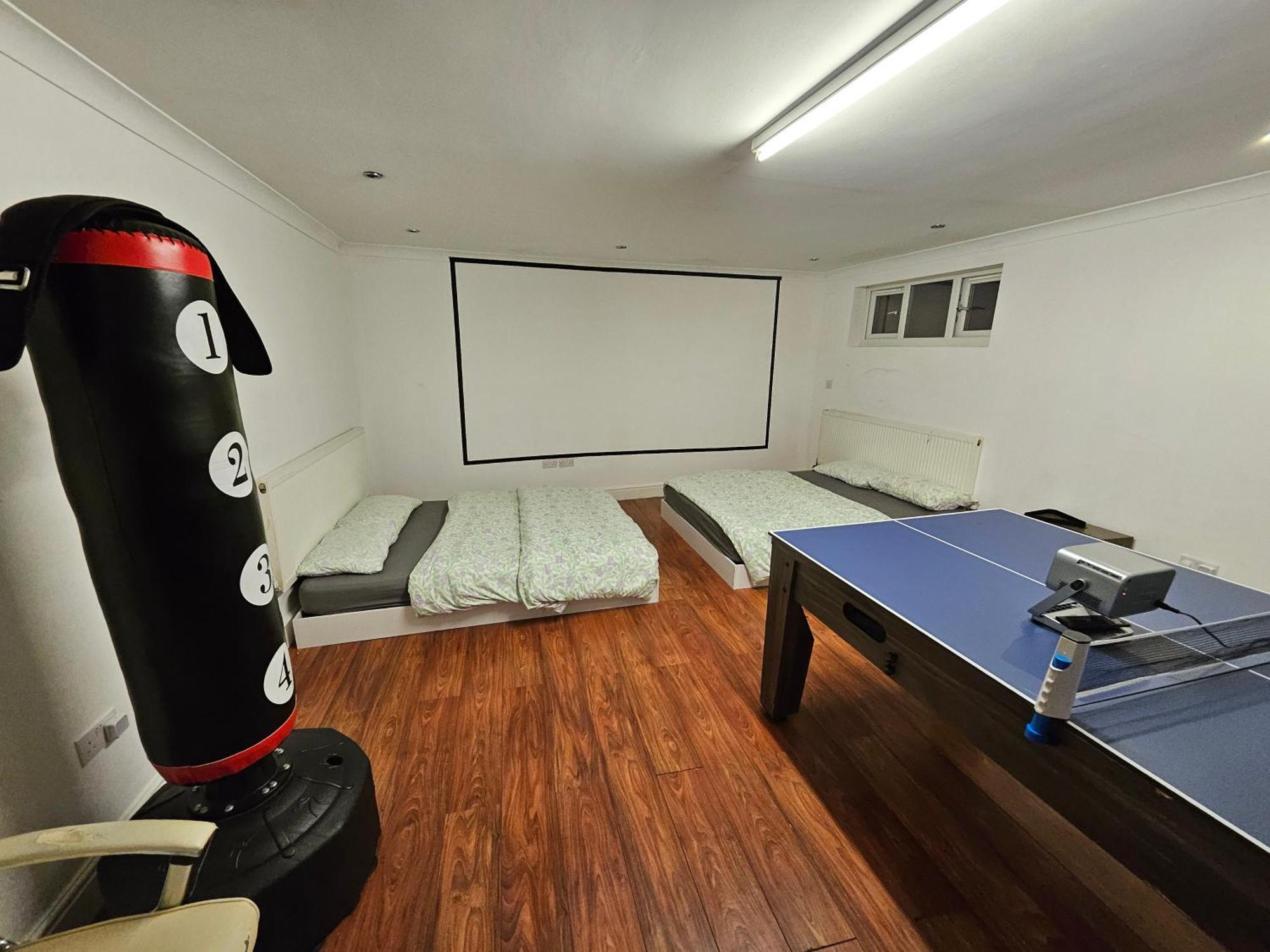 Large Annexe With Games Room Pool Table Ping Pong Air Hockey Movie Projector 温莎 外观 照片